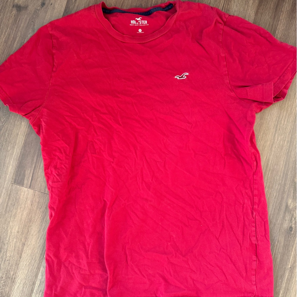 Hollister Men's Red Tee